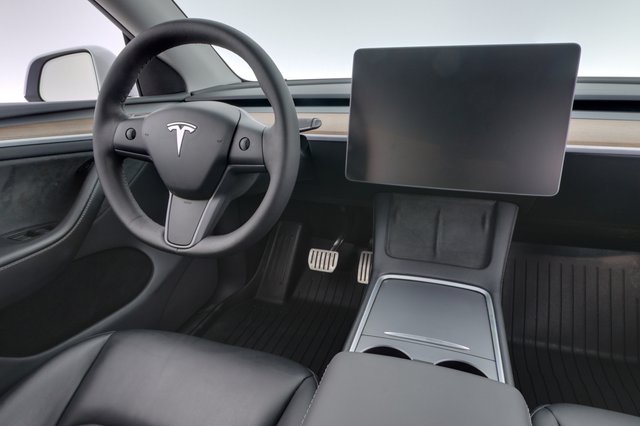 2024 Tesla Model Y — photo 20 of 32