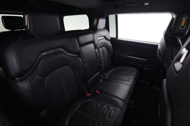 2023 Rivian R1S — photo 4 of 33