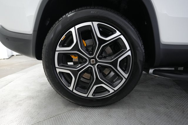 2023 Rivian R1S — photo 17 of 33
