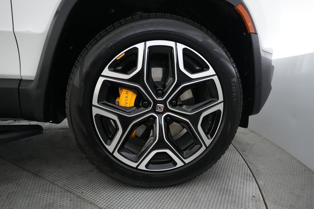 2023 Rivian R1S — photo 16 of 33