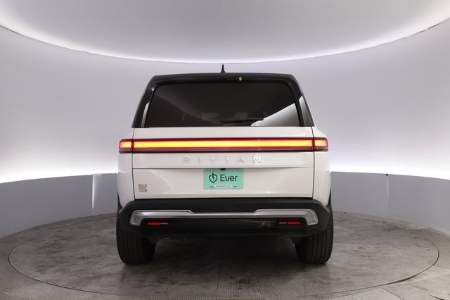 2023 Rivian R1S — photo 12 of 33