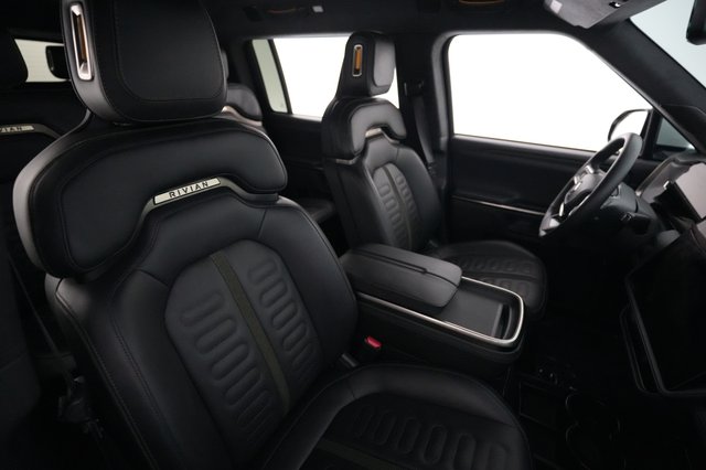 2023 Rivian R1S — photo 18 of 33