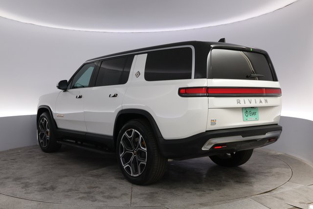 2023 Rivian R1S — photo 13 of 33
