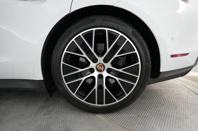 2023 Porsche Taycan — photo 7 of 27