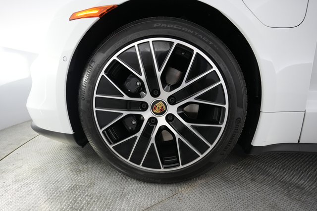 2023 Porsche Taycan — photo 15 of 27