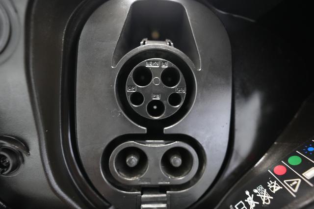2023 Porsche Taycan — photo 8 of 27