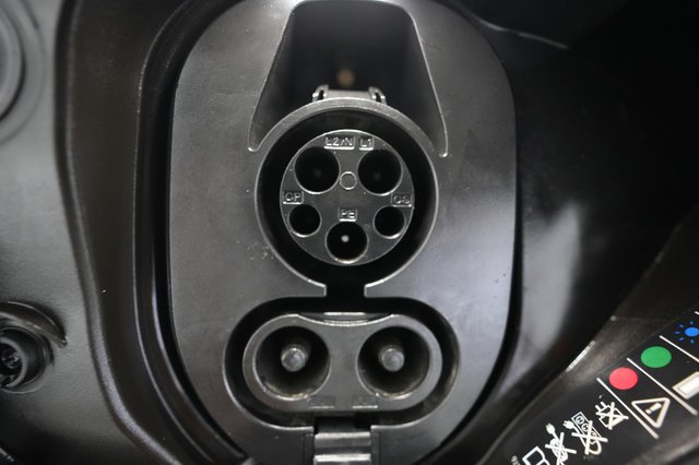 2023 Porsche Taycan — photo 8 of 27