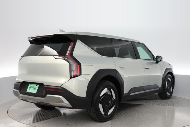 2024 Kia EV9 — photo 2 of 21
