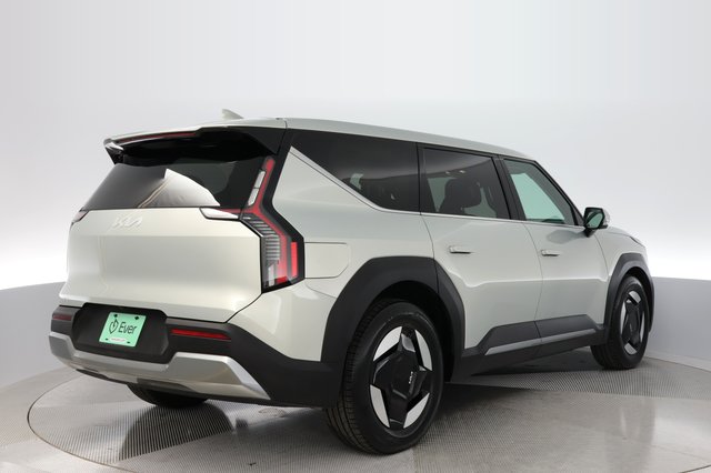 2024 Kia EV9 — photo 2 of 21