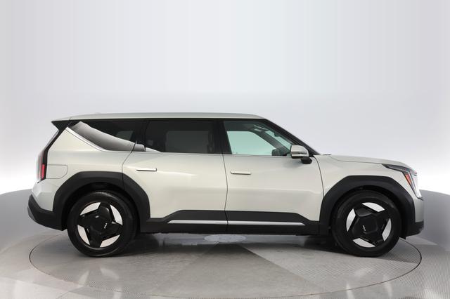 2024 Kia EV9 — photo 10 of 21
