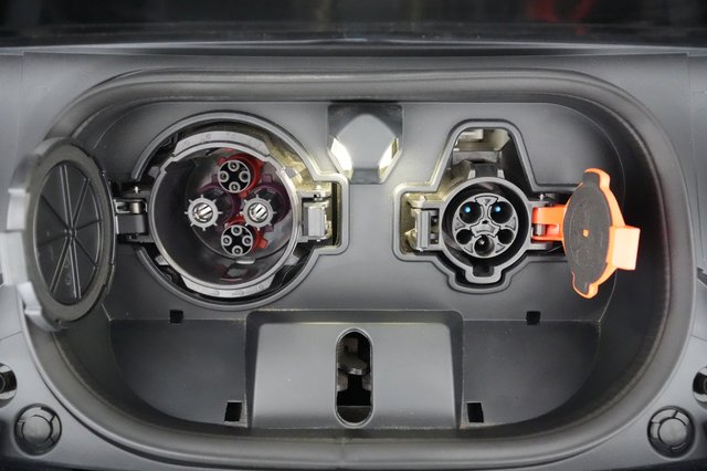 2022 Nissan Leaf — photo 18 of 30