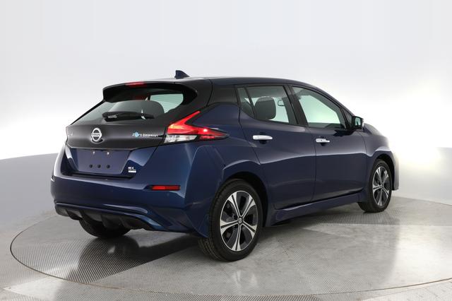 2022 Nissan Leaf — photo 2 of 30