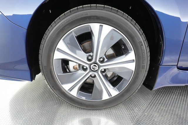 2022 Nissan Leaf — photo 13 of 30