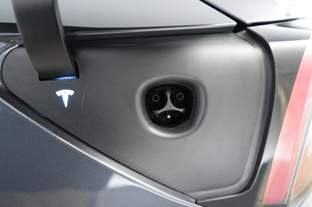 2023 Tesla Model 3 — photo 8 of 24
