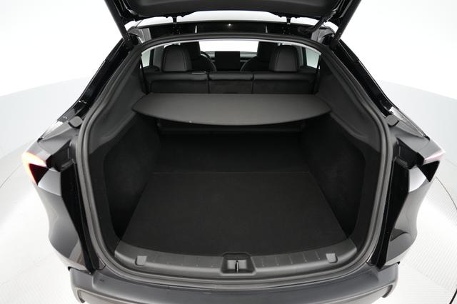 2026 Tesla Model Y — photo 6 of 19