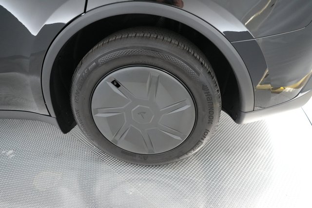 2026 Tesla Model Y — photo 15 of 19