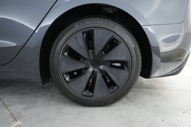 2025 Tesla Model 3 — photo 7 of 24