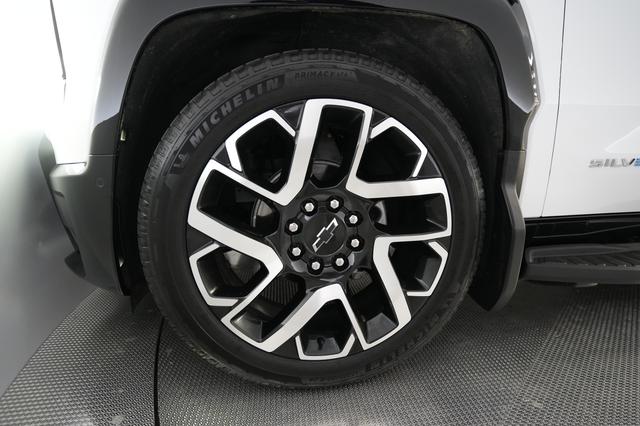 2024 Chevrolet Silverado EV — photo 10 of 18