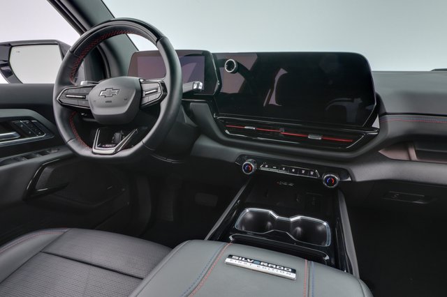 2024 Chevrolet Silverado EV — photo 14 of 18