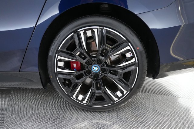 2024 BMW i5 — photo 17 of 22