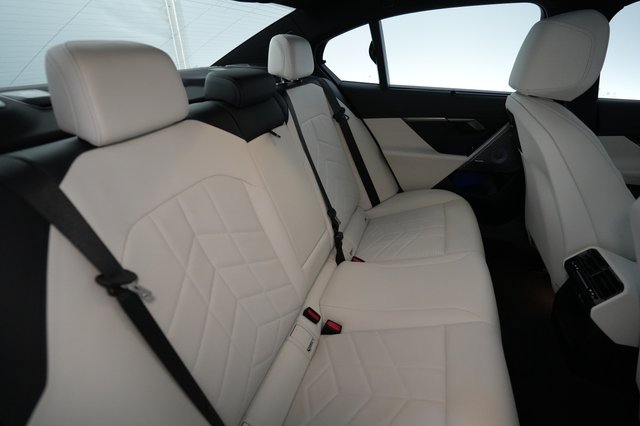 2024 BMW i5 — photo 4 of 22