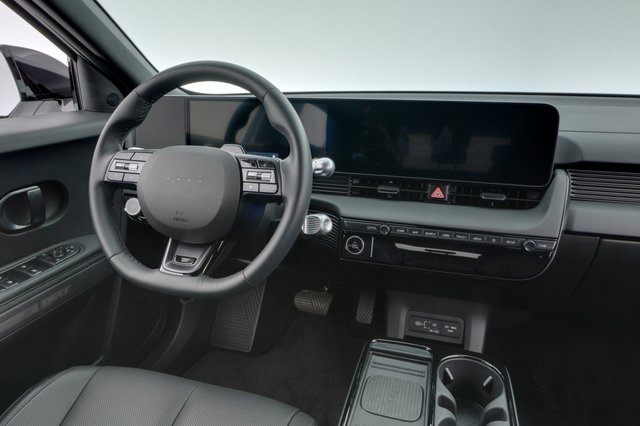 2025 Hyundai IONIQ 5 — photo 18 of 24