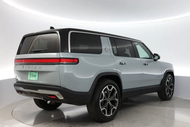 2025 Rivian R1S — photo 2 of 21