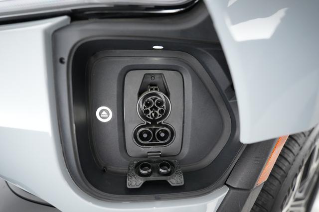 2025 Rivian R1S — photo 8 of 21