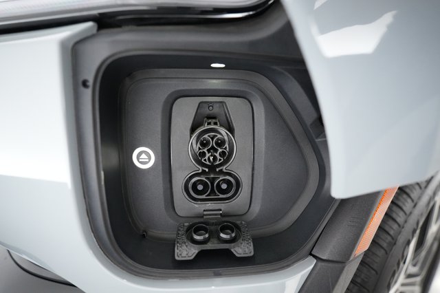 2025 Rivian R1S — photo 8 of 21