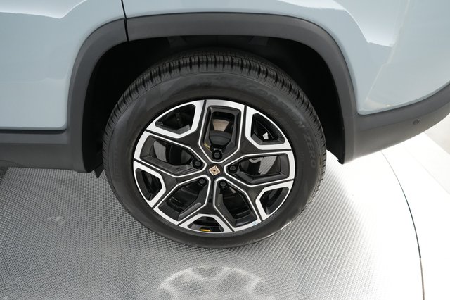 2025 Rivian R1S — photo 14 of 21