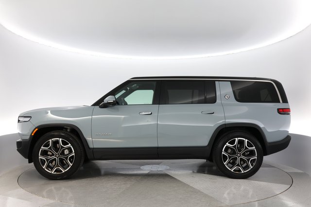 2025 Rivian R1S — photo 12 of 21