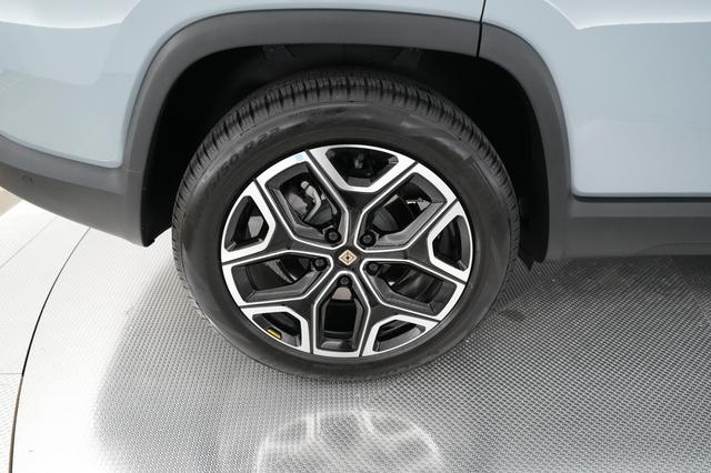 2025 Rivian R1S — photo 7 of 21