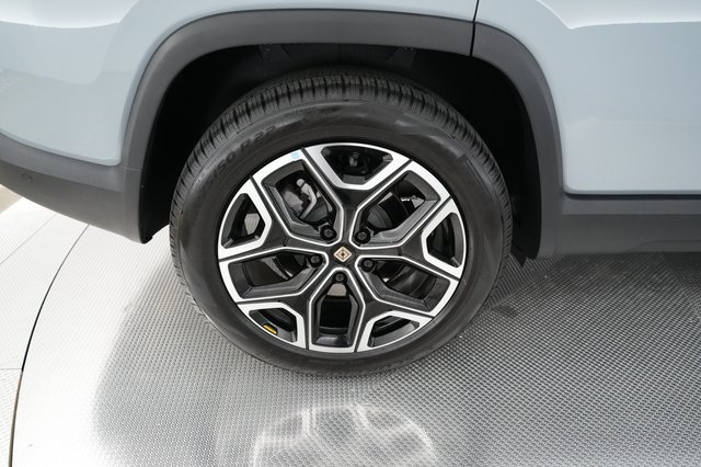 2025 Rivian R1S — photo 7 of 21