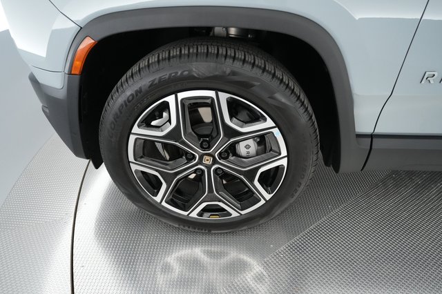 2025 Rivian R1S — photo 15 of 21