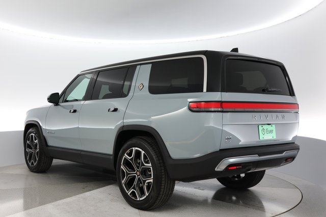 2025 Rivian R1S — photo 11 of 21