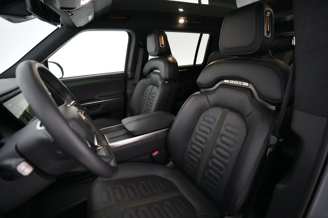 2025 Rivian R1S — photo 3 of 21