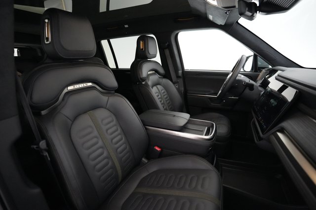 2025 Rivian R1S — photo 16 of 21