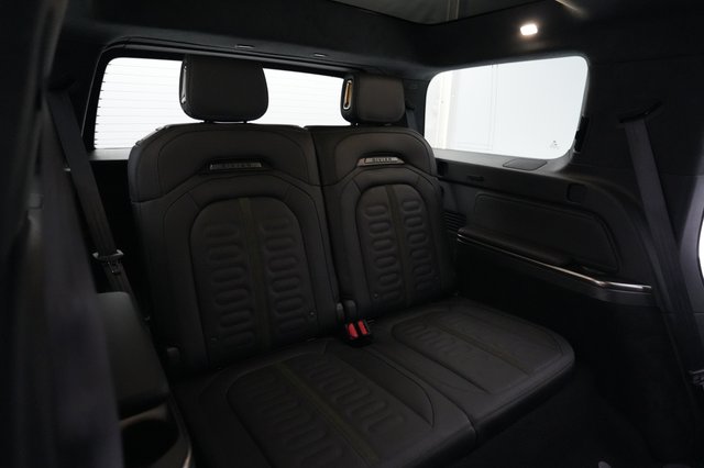 2025 Rivian R1S — photo 18 of 21