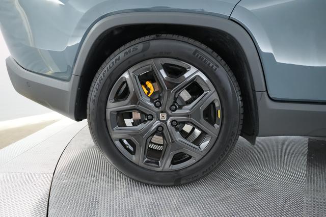 2025 Rivian R1T — photo 7 of 22