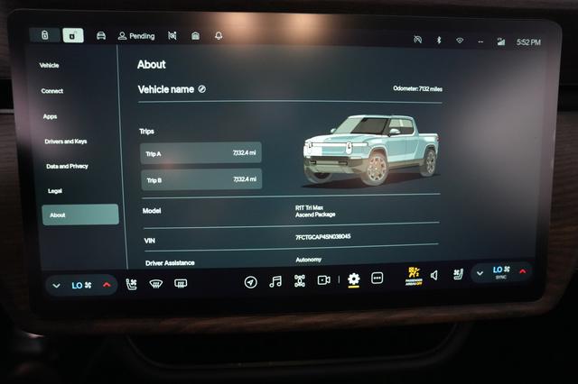 2025 Rivian R1T — photo 5 of 22