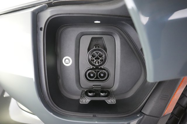 2025 Rivian R1T — photo 8 of 22
