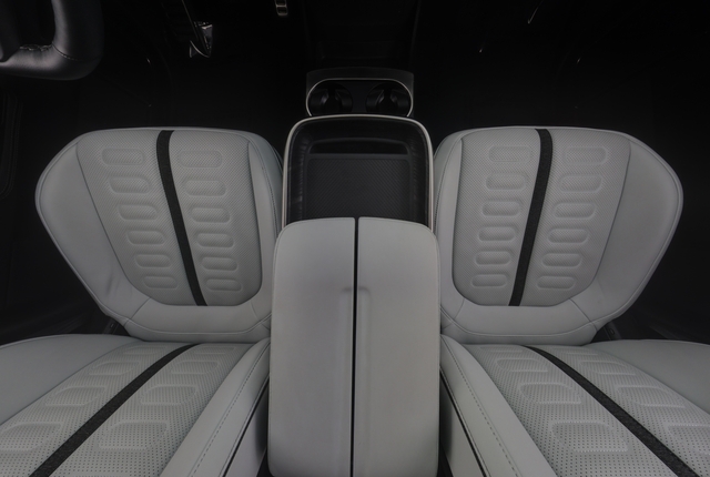 2023 Rivian R1S