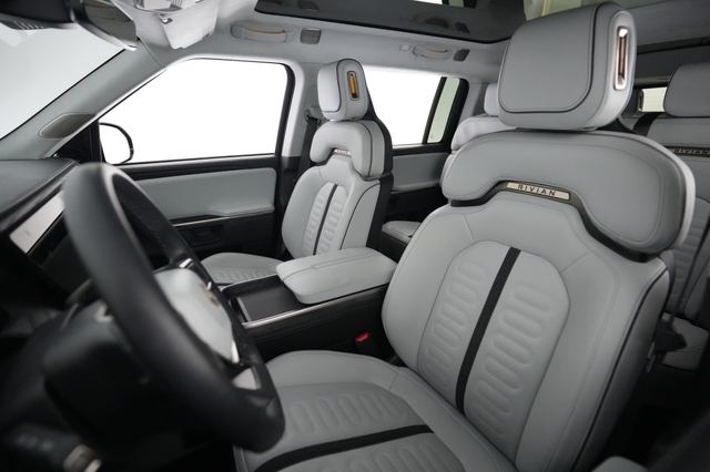 2023 Rivian R1S