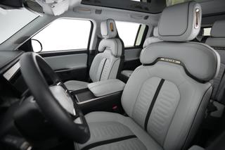 2023 Rivian R1S — photo 3 of 32