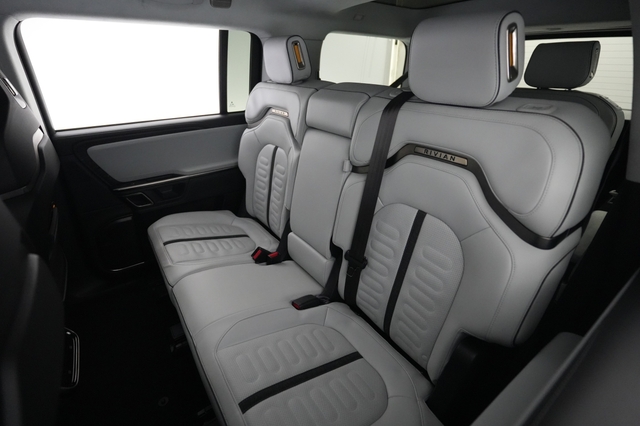 2023 Rivian R1S
