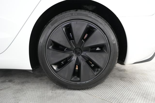 2025 Tesla Model 3 — photo 7 of 21