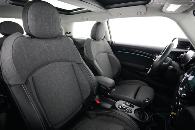 2022 MINI Cooper SE — photo 18 of 23
