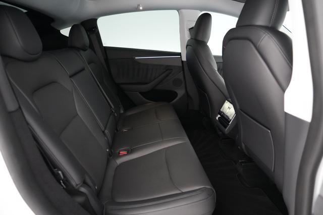 2026 Tesla Model Y — photo 4 of 19
