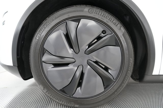2026 Tesla Model Y — photo 13 of 19