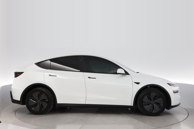 2026 Tesla Model Y — photo 10 of 19